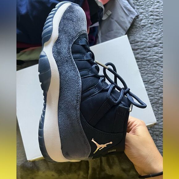 2022 women’s Air Jordan 11 Retro 'Midnight Navy Velvet' - Picture 5 of 9